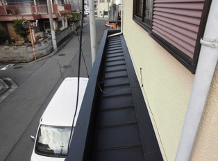 加古川市のカバー工事における屋根材の施工